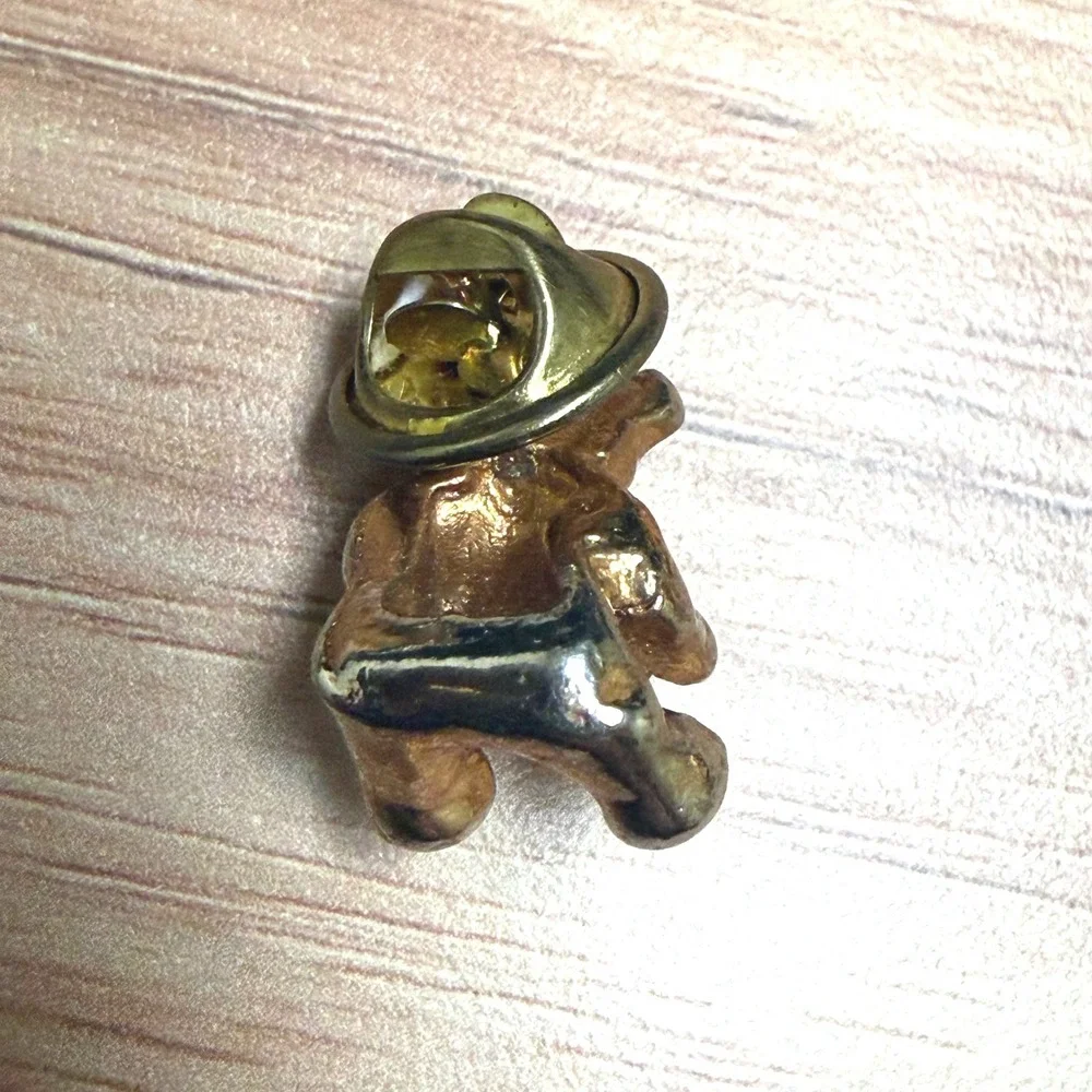 Vintage Teddy Bear Brooch Gold Tone Rhinestone Heart‎ Lapel Pin